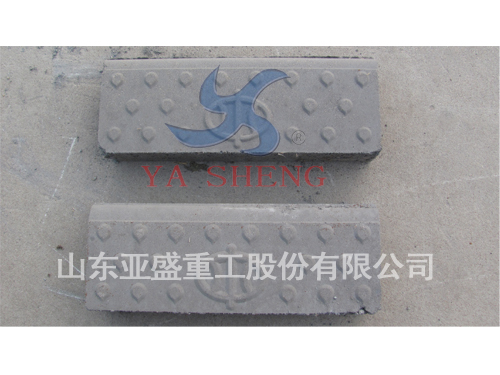 湖北武汉采用LZYC-2成型机生产路沿石